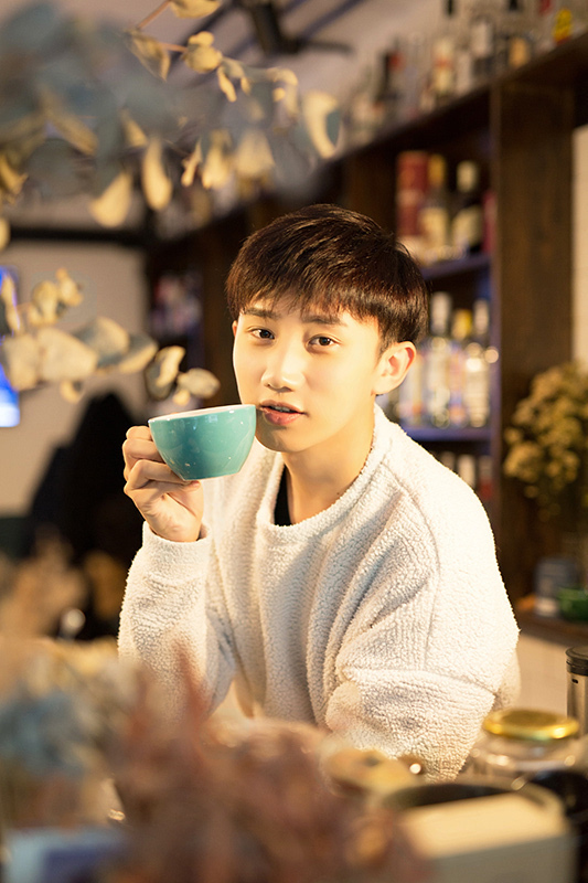 近日，暖男梁振伦拍摄写真大片，明亮的画面、温暖的光线、清澈的双眸，身穿白色毛球卫衣的梁振伦手捧一杯热饮，为寒冷的冬天注入无限温暖，粉丝们纷纷表示也想做梁振伦手中的那杯热饮。