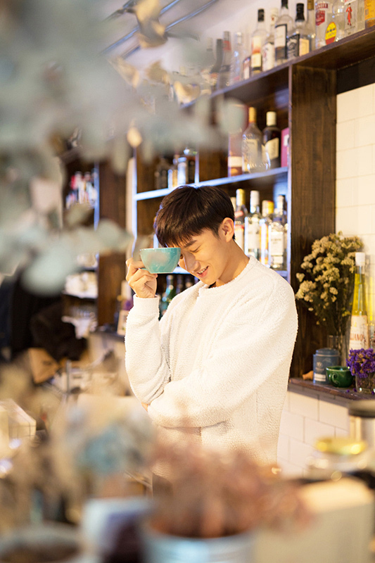 近日，暖男梁振伦拍摄写真大片，明亮的画面、温暖的光线、清澈的双眸，身穿白色毛球卫衣的梁振伦手捧一杯热饮，为寒冷的冬天注入无限温暖，粉丝们纷纷表示也想做梁振伦手中的那杯热饮。