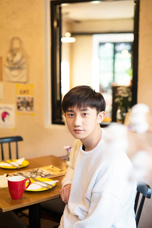 近日，暖男梁振伦拍摄写真大片，明亮的画面、温暖的光线、清澈的双眸，身穿白色毛球卫衣的梁振伦手捧一杯热饮，为寒冷的冬天注入无限温暖，粉丝们纷纷表示也想做梁振伦手中的那杯热饮。