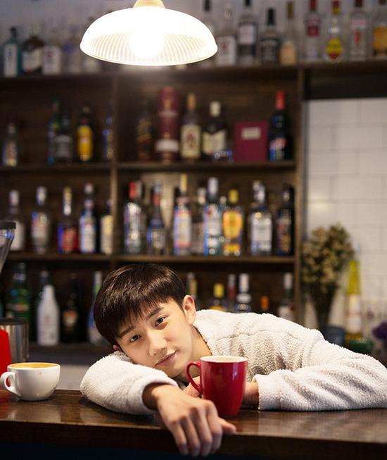 近日，暖男梁振伦拍摄写真大片，明亮的画面、温暖的光线、清澈的双眸，身穿白色毛球卫衣的梁振伦手捧一杯热饮，为寒冷的冬天注入无限温暖，粉丝们纷纷表示也想做梁振伦手中的那杯热饮。