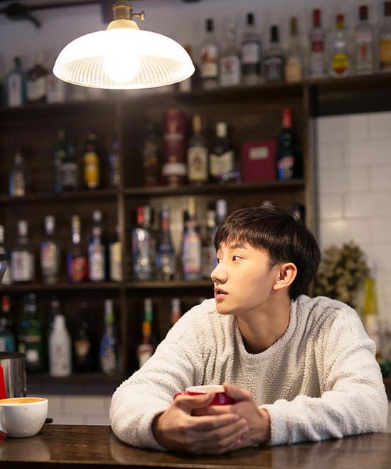 近日，暖男梁振伦拍摄写真大片，明亮的画面、温暖的光线、清澈的双眸，身穿白色毛球卫衣的梁振伦手捧一杯热饮，为寒冷的冬天注入无限温暖，粉丝们纷纷表示也想做梁振伦手中的那杯热饮。