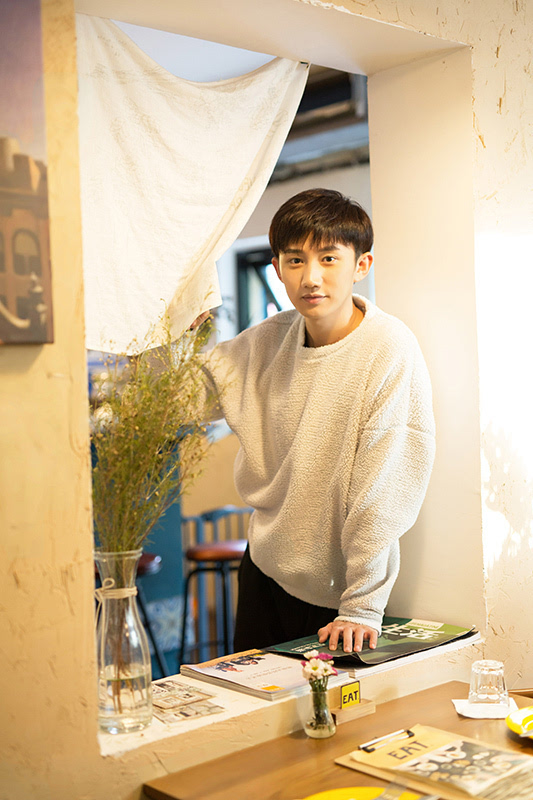 近日，暖男梁振伦拍摄写真大片，明亮的画面、温暖的光线、清澈的双眸，身穿白色毛球卫衣的梁振伦手捧一杯热饮，为寒冷的冬天注入无限温暖，粉丝们纷纷表示也想做梁振伦手中的那杯热饮。