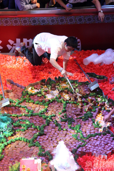 厨师用百块红烧肉制中国地图 33头猪作原料