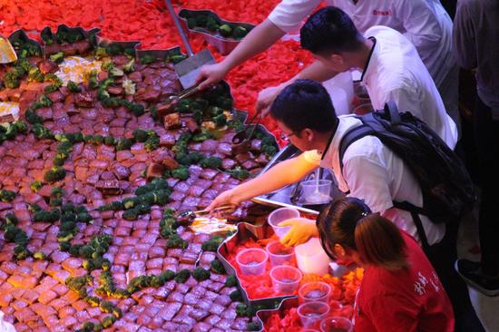 厨师用百块红烧肉制中国地图 33头猪作原料