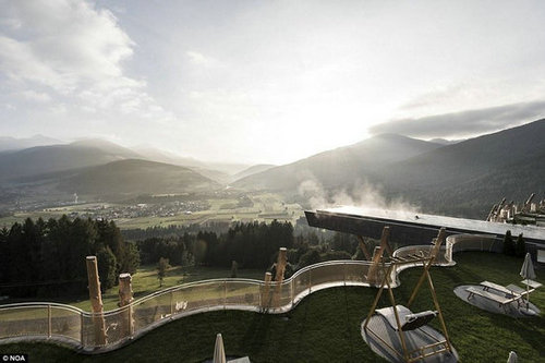 世界最可怕游泳池 不仅“悬空”底部还透明