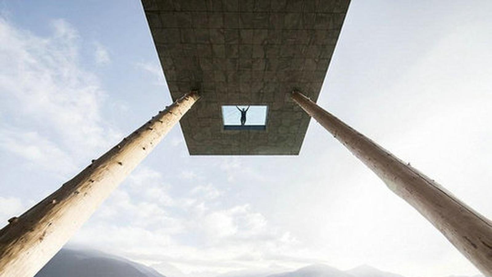 世界最可怕游泳池 不仅“悬空”底部还透明