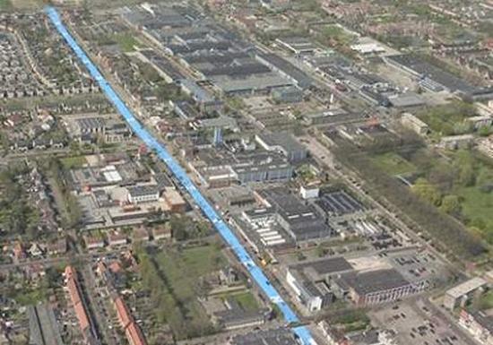 荷兰小镇的蓝色街道