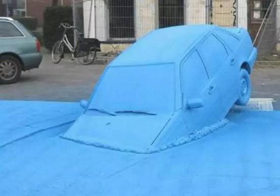 荷兰小镇的蓝色街道