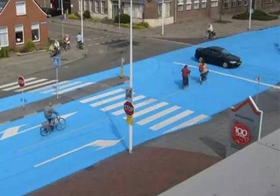 荷兰小镇的蓝色街道