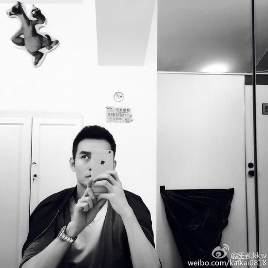 爱在厕所里自拍的明星