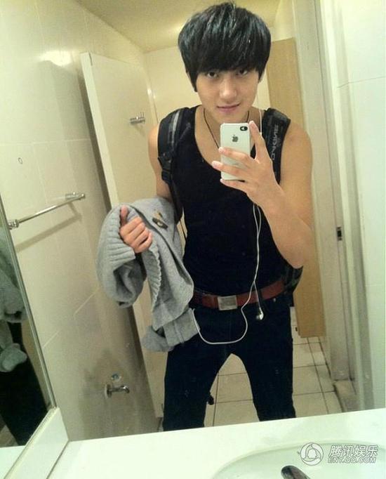 爱在厕所里自拍的明星