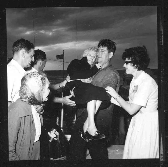 祖母的到来让难民一家团聚