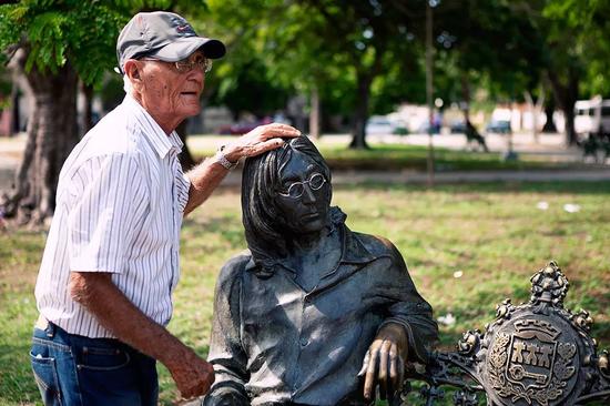 卡斯特罗十分喜爱约翰列侬的歌曲，甚至专门在公园为他修理一尊雕像。该雕像位于哈瓦那的 Vedado 区的 Parque Menocal