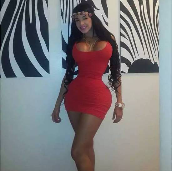 无敌了！女子整容20多次，整成了“沙漏状”