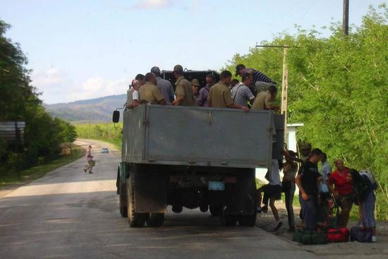 汽车国有化，导致政府出台政策，所有机动车都必须强制接纳搭车人
