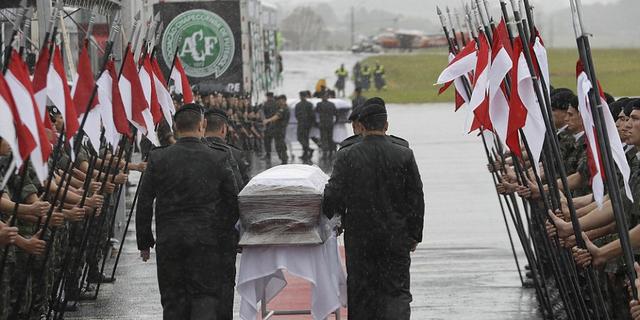 空难球员遗体在雨中重返球场 