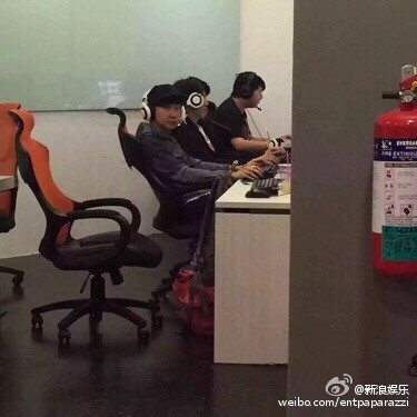 网瘾少年！林俊杰现身网吧打游戏遭围观