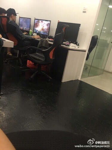 网瘾少年！林俊杰现身网吧打游戏遭围观