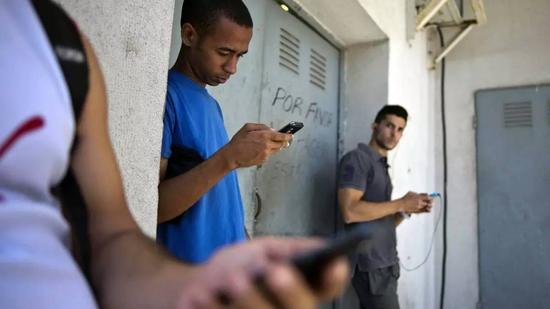 和个人电脑一样，2008年之前古巴人都不被允许使用手机，即使今天， wifi 信号也差的令人胆寒