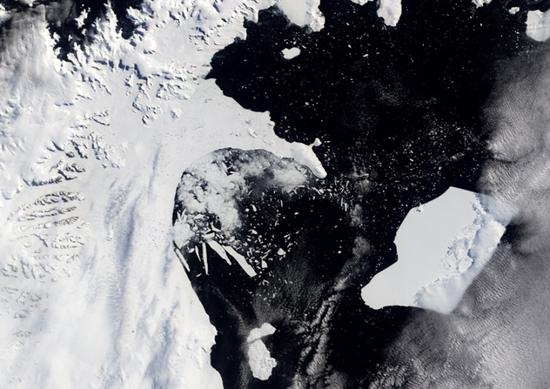 拉森C冰架正在逐渐消融，面积不断缩小。过去20年中，南极半岛发生两次冰架崩塌，分别为1995年拉森A冰架和2002年拉森B冰架，其中后者面积达3250平方公里 ，相当于美国最小的州罗得岛州。