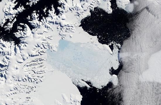 冰架开始逐渐融化崩塌。在2015年，研究人员警告说，这个世界第四大冰架正在变薄，可能在一个世纪乃至更短时间内崩塌，继而引发海平面升高。 