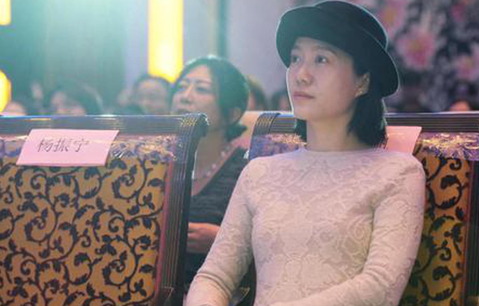 杨振宁为年度科技人物开奖 妻子翁帆陪同