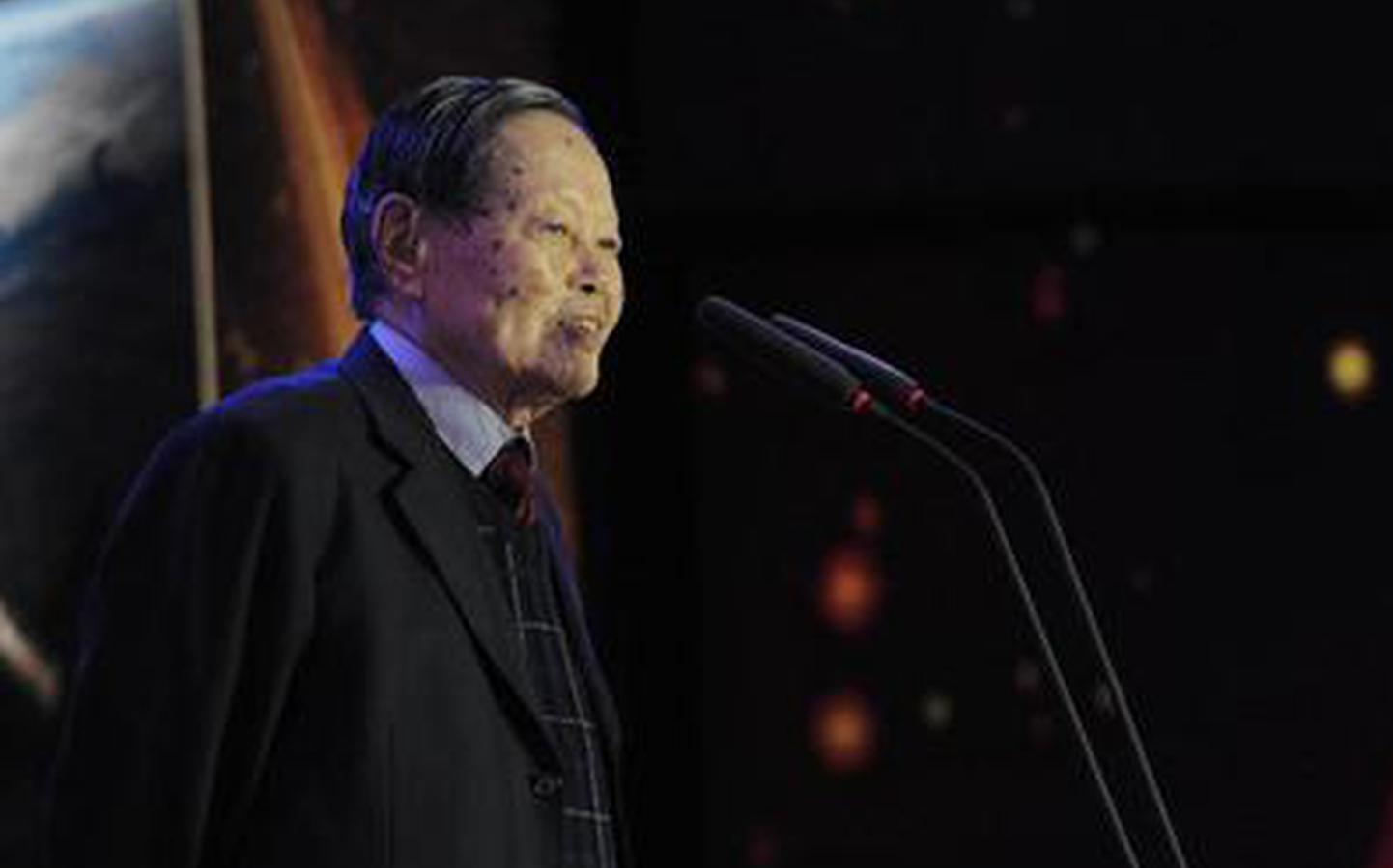 杨振宁为年度科技人物开奖 妻子翁帆陪同