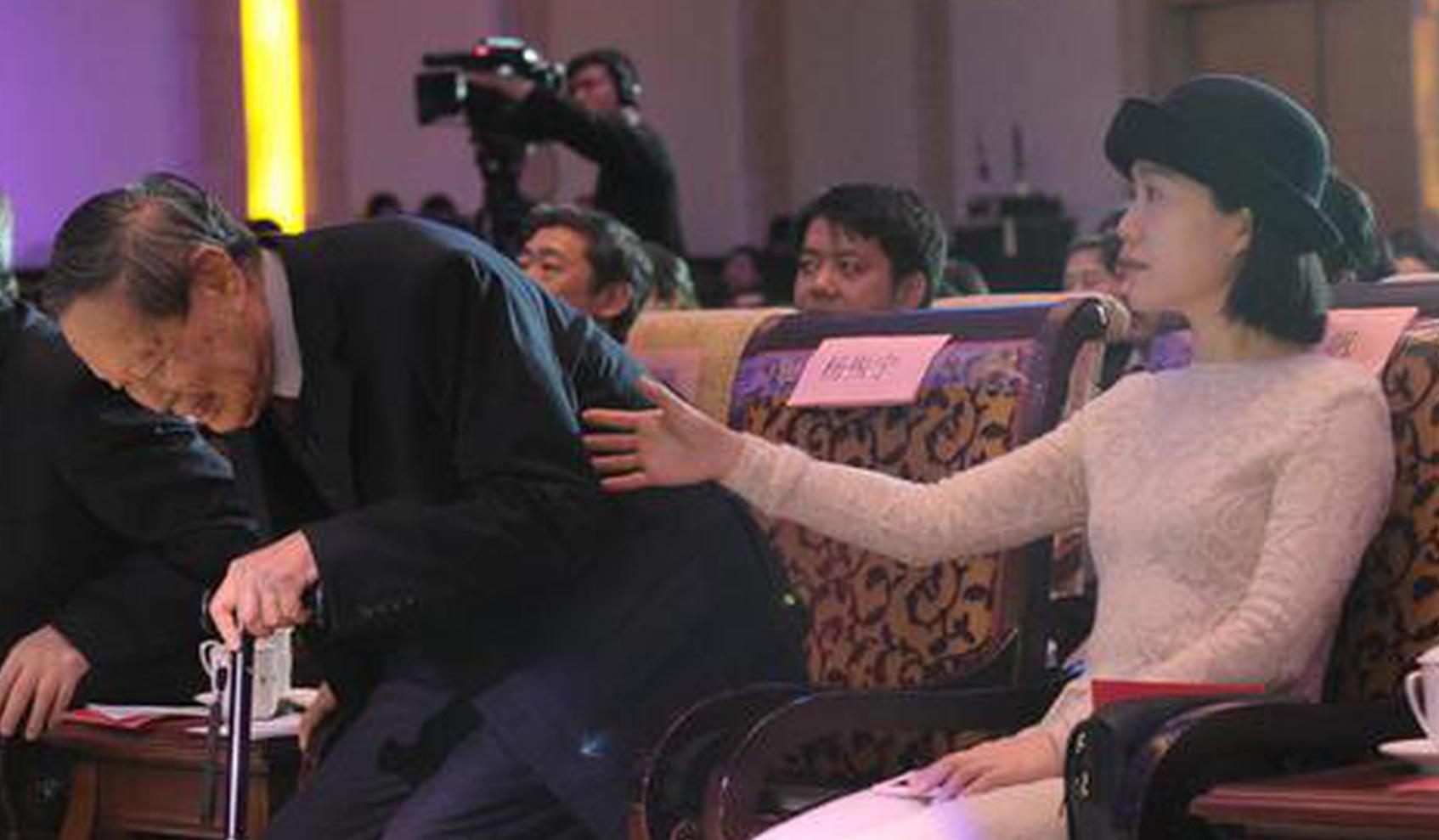 杨振宁为年度科技人物开奖 妻子翁帆陪同