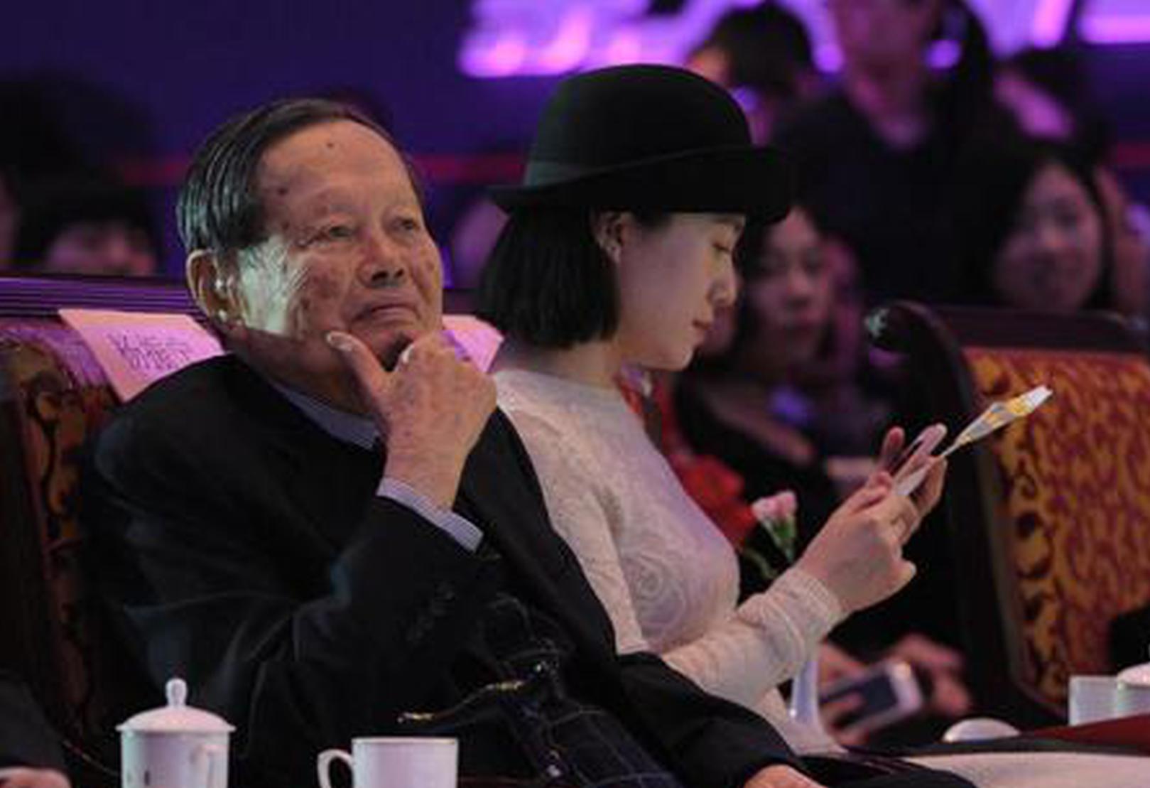 杨振宁为年度科技人物开奖 妻子翁帆陪同