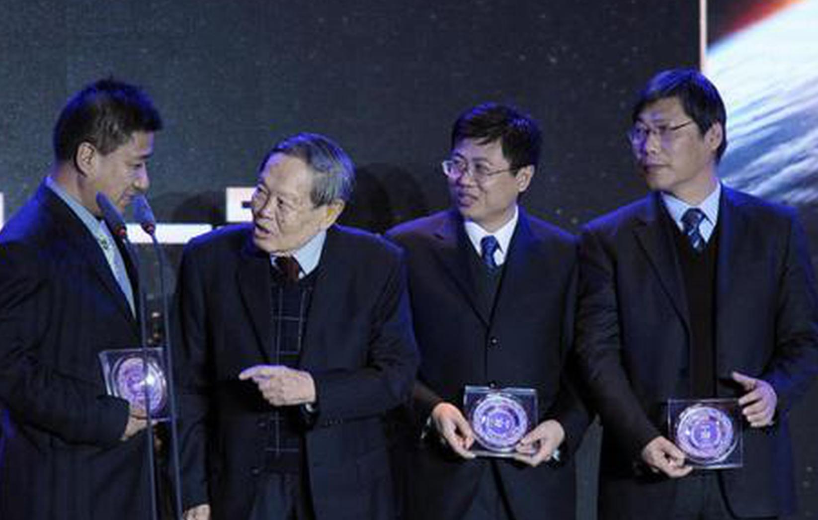 杨振宁为年度科技人物开奖 妻子翁帆陪同