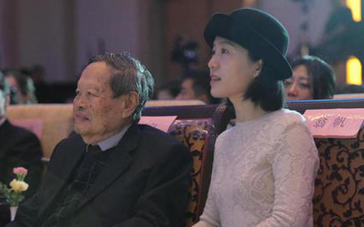 杨振宁为年度科技人物开奖 妻子翁帆陪同