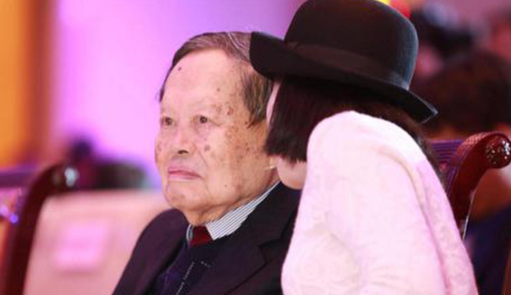 杨振宁为年度科技人物开奖 妻子翁帆陪同