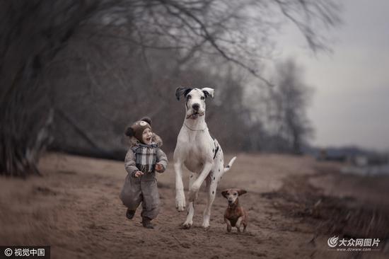 小小孩和大狗狗的感人瞬间萌化你的心