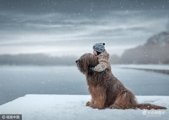 小小孩和大狗狗的感人瞬间萌化你的心