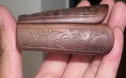 因为是自家的祖 坟，男子也不觉得小型棺材有啥晦气的，准备把它带回家准备好好研究一下。
