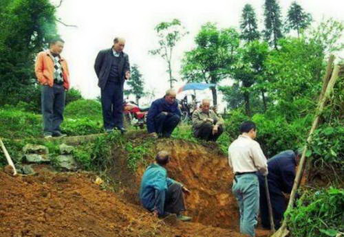 村民迁祖坟挖出“神秘古董”