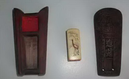 男子试了一下，片状的东西可以拿起来，还有点像石片，棺 材盖上还有进财字样以及一些装饰雕刻。