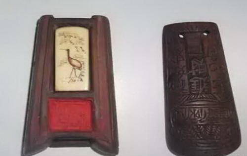 家到，男子发现棺 材盖可以打开，打开一看，里面只有一块片状的东西和一个红色的小格子。