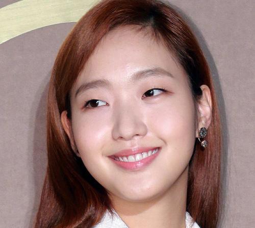 金高银神奇撞脸周冬雨