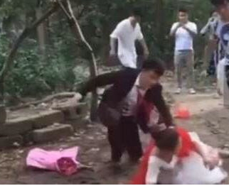 接亲时误将准妻摔在地 新娘死活不嫁了