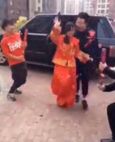 新郎踩到新娘礼服后 出现让人无法想象的一幕