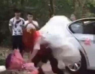 接亲时误将准妻摔在地 新娘死活不嫁了