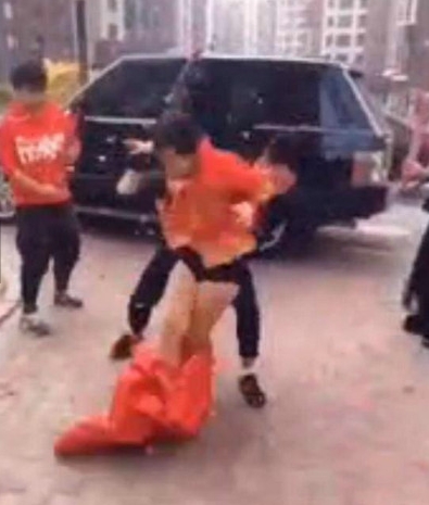 新郎踩到新娘礼服后 出现让人无法想象的一幕