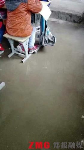 “上课铃响了,房顶还在漏雨,老师叫我们撑开自己的伞…”河南郭庄小学的孩子们都是山里娃,盼着教学楼能修一修。他们身上湿着、手被冻僵,老师们看着也难受。据悉教学楼四年前刚修过,不能再报修,老师和孩子们只能自己想办法。