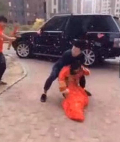 新郎踩到新娘礼服后 出现让人无法想象的一幕