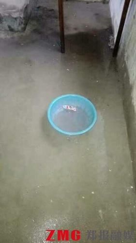 “上课铃响了,房顶还在漏雨,老师叫我们撑开自己的伞…”河南郭庄小学的孩子们都是山里娃,盼着教学楼能修一修。他们身上湿着、手被冻僵,老师们看着也难受。据悉教学楼四年前刚修过,不能再报修,老师和孩子们只能自己想办法。