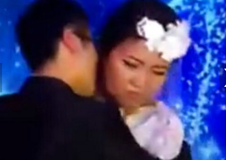 婚礼上新郎把新娘吻吐了