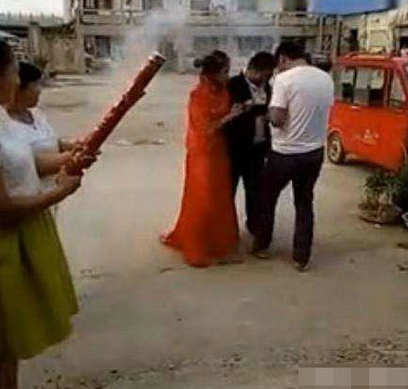 新郎踩到新娘礼服后 出现让人无法想象的一幕