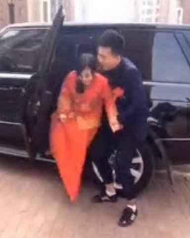 新郎踩到新娘礼服后 出现让人无法想象的一幕