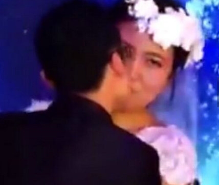 婚礼上新郎把新娘吻吐了